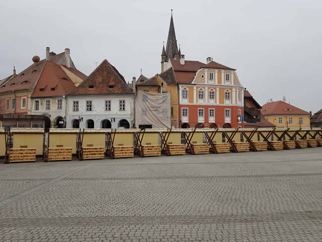 Primăria Sibiu a amplasat 20 de standuri în Piața Mică pentru vânzarea de produse hand made și suvenire