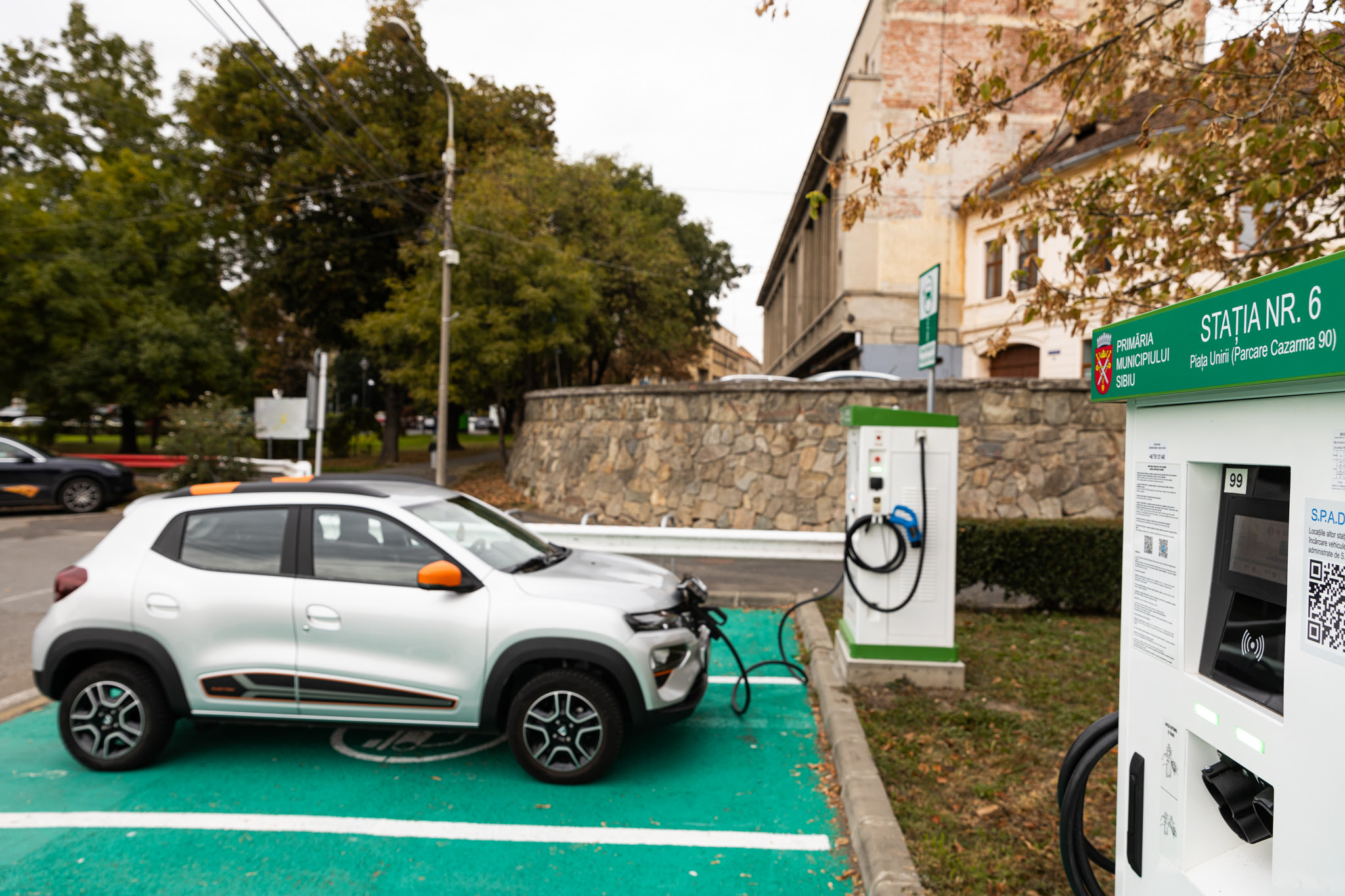 Primăria Sibiu a finalizat instalarea a 10 stații publice de încărcare a autovehiculelor electrice în 8 locații din Sibiu și le-a pus în funcțiune vineri, 13 octombrie: